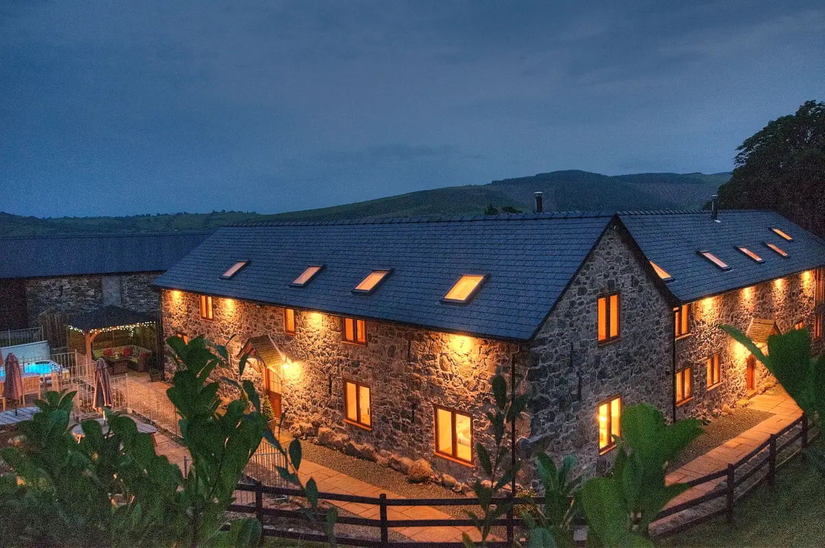 Castell Courtyard, barn in Powys