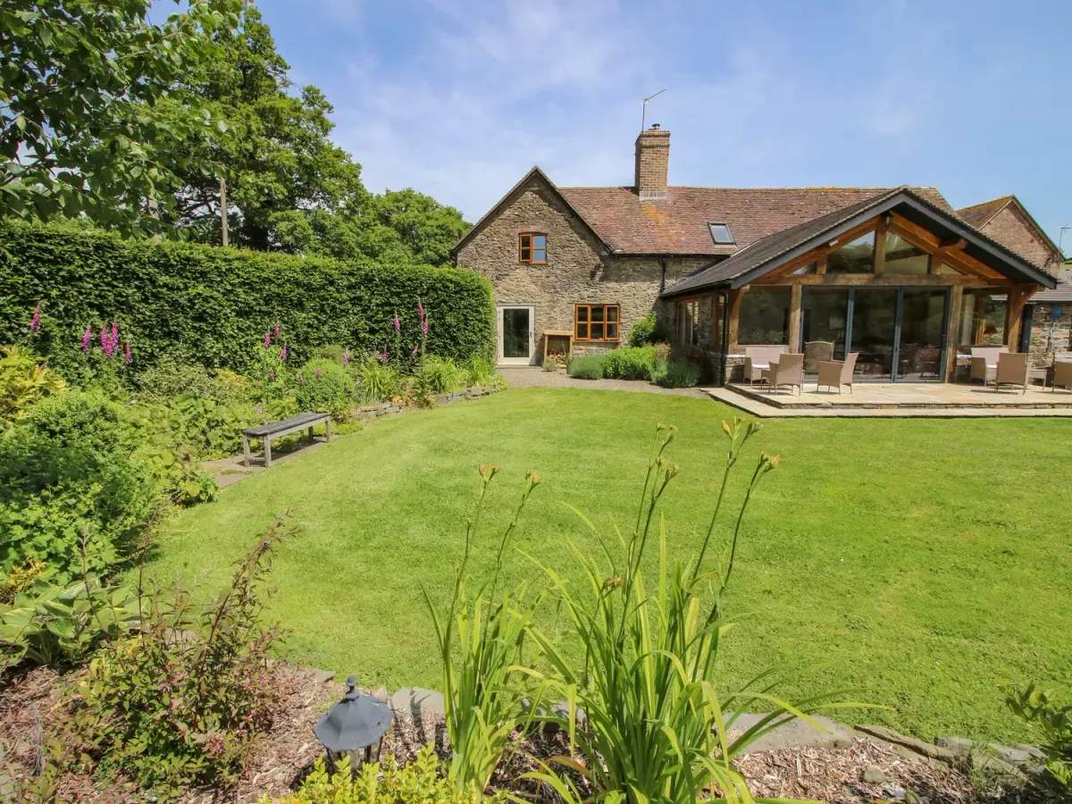 Westhope Country Retreats, farm in The Midlands