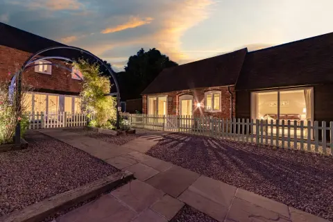 Burlton Cottages & Spa, barn in The Midlands
