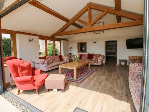Westhope Country Retreats, farm in The Midlands